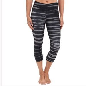 Nike Recycled Dri - Fit Black and Gray Tiger Stripe Capri Leggings. Size M